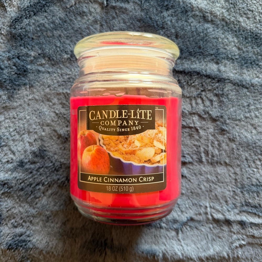 Candle-Lite Apple Cinnamon Crisp 18 oz Clear Glass Jar Red Wax Candle - C1640